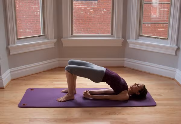 Thực hiện: Nằm ngửa trên sàn, hai cánh tay ép sát người, úp lòng bàn tay xuống đất, gập hai chân, lòng bàn chân chạm đất. Giữ nguyên tay và chân, nhấc mông lên cao. Hạ mông xuống đồng thời duỗi thẳng hai chân và đưa lên cao, đẩy về phía đầu và nhấc mông lên. Trở về bước 1 (hoàn thành 1 lần tập). Thực hiện 5 lần để đạt hiệu quả tốt nhất.