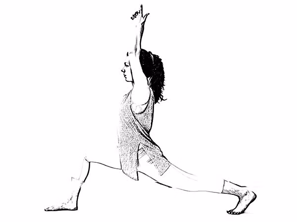 Tư thế chiến binh. Thực hiện. Đứng thẳng người, hai chân khép lại, hai tay thả lỏng dọc theo thân. Bước một chân phải ra sau, sao cho ngón chân phải và gót chân trái nằm trên một dường thẳng. Hướng phần thân về phía trước, đồng thời khuỵ gối trái xuống. Chụp hai tay lại và đưa thẳng lên trên. Ngửa đầu về phía sau, hướng thẳng mắt về phía các ngón tay. Hít sâu trong 10s-15s. Sau đó thu tay lại và chuyển về tư thế ban đầu.