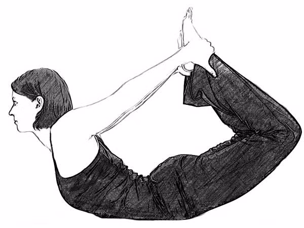 Tư thế cánh cung có tác dụng kéo dãn cột sống cổ và lưng để giảm đau nhanh chóng. Nằm sấp người trên sàn nhà, gập đầu gối lại và đưa hai tay ra sau nắm lấy cổ chân. Nâng ngực và chân lên cao sao cho cơ thể uốn cong thành vòng cung, hít thở sâu và giữ nguyên tư thế này khoảng 10 giây. Thả lỏng người và lặp lại động tác 5-10 lần.