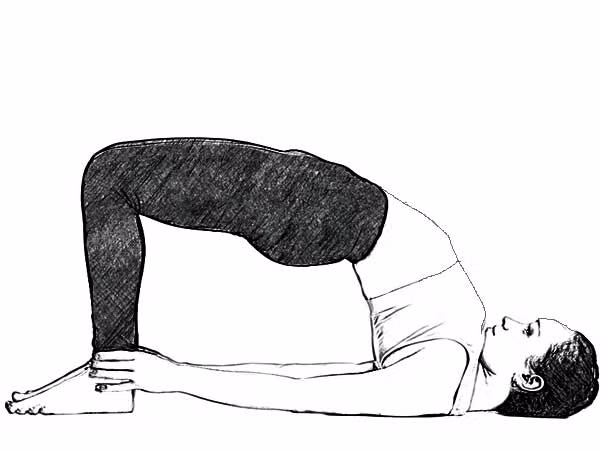  Tư thế yoga cây cầu. Tư thế yoga này không chỉ giúp khớp gối mà cả cơ thể của bạn được thư giản. Cải thiện tình trạng đau khớp trong khi ngủ, giúp ngủ sâu hơn, ngon hơn. Ngoài ra, tư thế này còn giúp bạn kiểm soát huyết áp khá tốt, thư giãn tâm trí, làm giảm các triệu chứng của thời kỳ mãn kinh ở phụ nữ làm giảm các vấn đề về hô hấp.