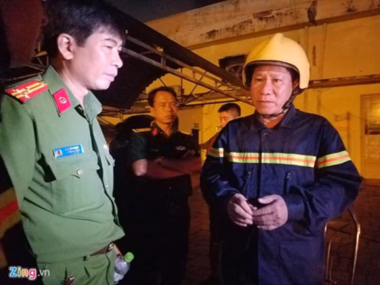 Giám đốc Cảnh sát PCCC Lê Tấn Bửu (người đứng bên phải) tại hiện trường chỉ đạo công tác chữa cháy. Ảnh Zing.