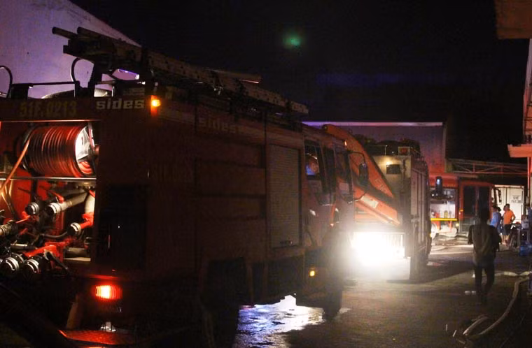 Hàng trăm chiến sĩ Cảnh sát PCCC thuộc nhiều lực lượng như quận 1,2,9,12, Bình Thạnh...cùng tham gia chữa cháy xuyên đêm.