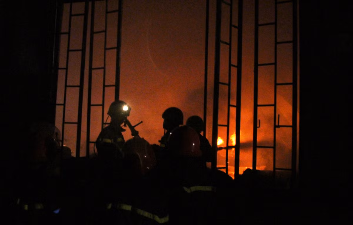 Theo thông tin từ Cảnh sát PCCC TP HCM, vụ cháy xảy ra vào khoảng gần 0h cùng ngày tại kho chứa vải, hóa, chất, sơn...rộng hơn 1000m2 của 2 công ty TNHH Thừa Đỉnh và Công ty TNHH Golden Hill VN nằm trên đường Tăng Nhơn Phú, phường Tăng Nhơn Phú B, quận 9, TP HCM.