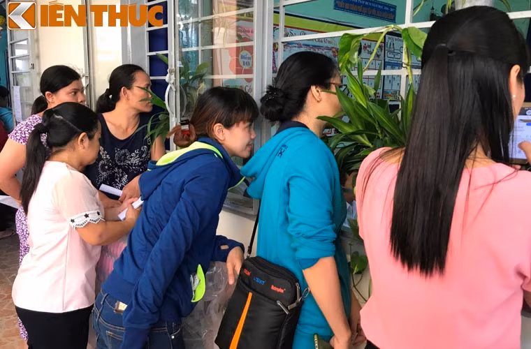 Nhiều bậc phụ huynh cũng "căng thẳng" khi ngày đầu tiên đưa con, em mình vào lớp 1.