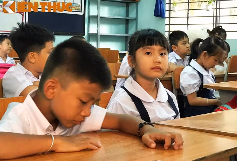 Nét đáng yêu của các bé học sinh lớp 1 khi ngày đầu vào nhận lớp.