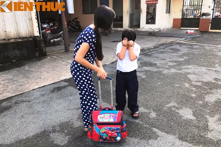 Nhiều cậu bé vẫn còn vẻ ngỡ ngàng khi lần đầu tiên đi học.