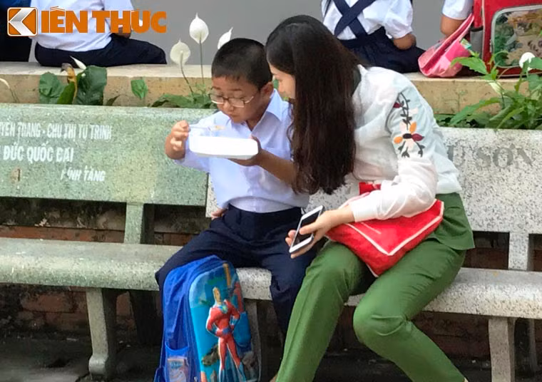 Nhiều cậu học trò dù đã chính thức bước vào lớp 1 nhưng vẫn nhận được sự chăm sóc hết sức tỉ mỉ từ phụ huynh.