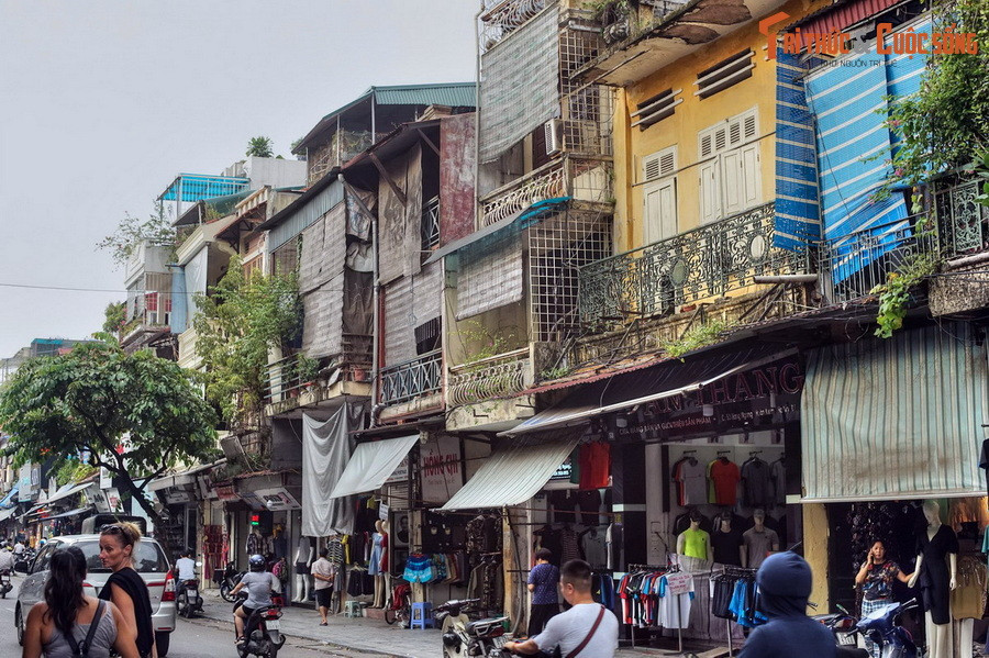 “ Hà Nội 36 phố phường” là câu cửa miệng của người Hà Nội khi nói về sự phồn hoa, sôi động và đầy bản sắc riêng của chốn Hà thành. Có cả một bài vè thú vị về 36 phố phường được dân Hà Nội lưu truyền. Ảnh: Phố Hàng Ngang.