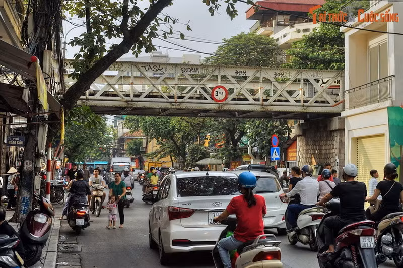 "...Lại đặt ra phủ Phụng Thiên có quan Phủ doãn, quan Thiếu doãn kiêm coi cả việc tuần phủ và việc liêm sát, đốc suất hai huyện Thọ Xương và Quảng Đức, mỗi huyện có quan Huyện úy cai trị”. Ảnh: Phố Hàng Giấy.