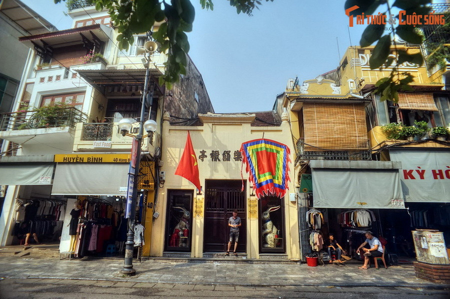 Bài vè này có nhiều dị bản, ở đây xin dẫn lại bản ghi trong sách Việt Nam thi văn hợp tuyển của Dương Quảng Hàm: “Rủ nhau chơi khắp Long thành/Ba mươi sáu phố rành rành chẳng sai: / Hàng Bồ, hàng Bạc, hàng Gai,/Hàng Buồm, hàng Thiếc, hàng Hài, hàng Khay...". Ảnh: Phố Hàng Đào.