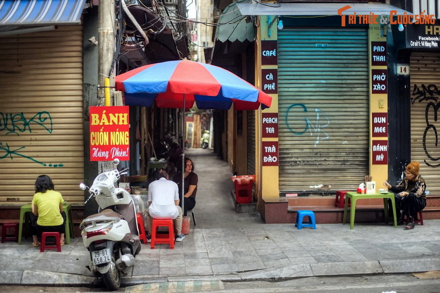 Đến thời vua Gia Long của nhà Nguyễn, trong một số sách dư địa chí như cuốn “Các tổng, trấn, xã danh bị lãm”, “Hoàng Việt dư địa chí”… cho biết cụ thể tên của 36 phường. Ảnh: Phố Hàng Phèn.