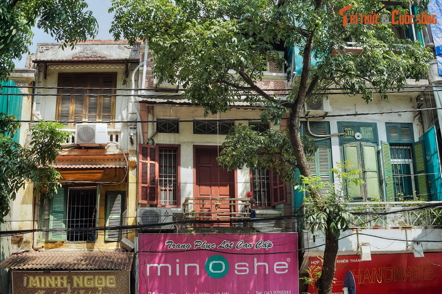 Theo sử sách, con số 36 liên quan đến các đơn vị hành chính đất Hà thành có từ thời vua Lê Hiển Tông (ở ngôi 1461-1504). Con số này được đặt ra với mục đích duy nhất là thuận tiện hơn trong việc giữ gìn an ninh, trật tự. Ảnh: Phố Hàng Bông.