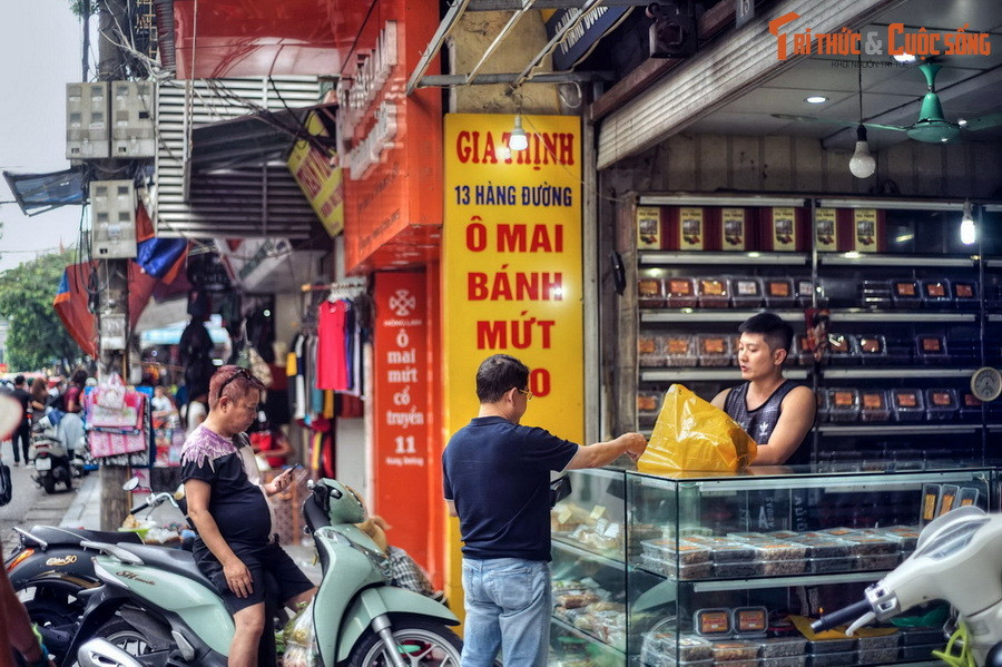 "... Mã Vĩ, hàng Điếu, hàng Giầy/ Hàng Lờ, hàng Cót, hàng Mây, hàng Đàn /Phố Mới, Phúc Kiến, hàng Ngang / Hàng Mã, hàng Mắm, hàng Than, hàng Đồng / Hàng Muối, hàng Nón, cầu Đông / Hàng Hòm, hàng Đậu, hàng Bông, hàng Bè...". Ảnh: Phố Hàng Đường.