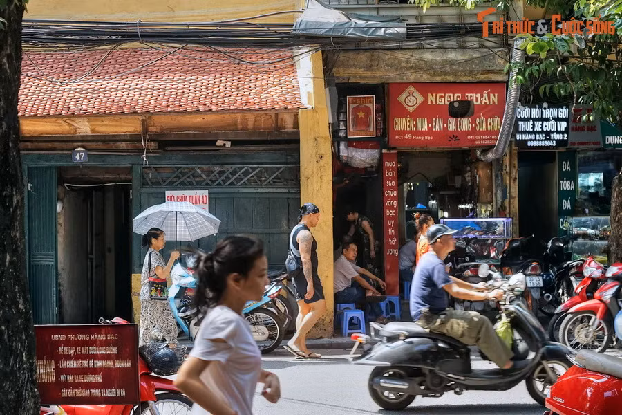 "...Hàng Thùng, hàng Bát, hàng Tre /Hàng Vôi, hàng Giấy, hàng The, hàng Gà / Quanh đi đến phố hàng Da / Trải xem hàng phố, thật là cũng xinh / ...Phồn hoa thứ nhất Long thành /Phố giăng mắc cửi, đường quanh bàn cờ...". Ảnh: Phố Hàng Bạc.
