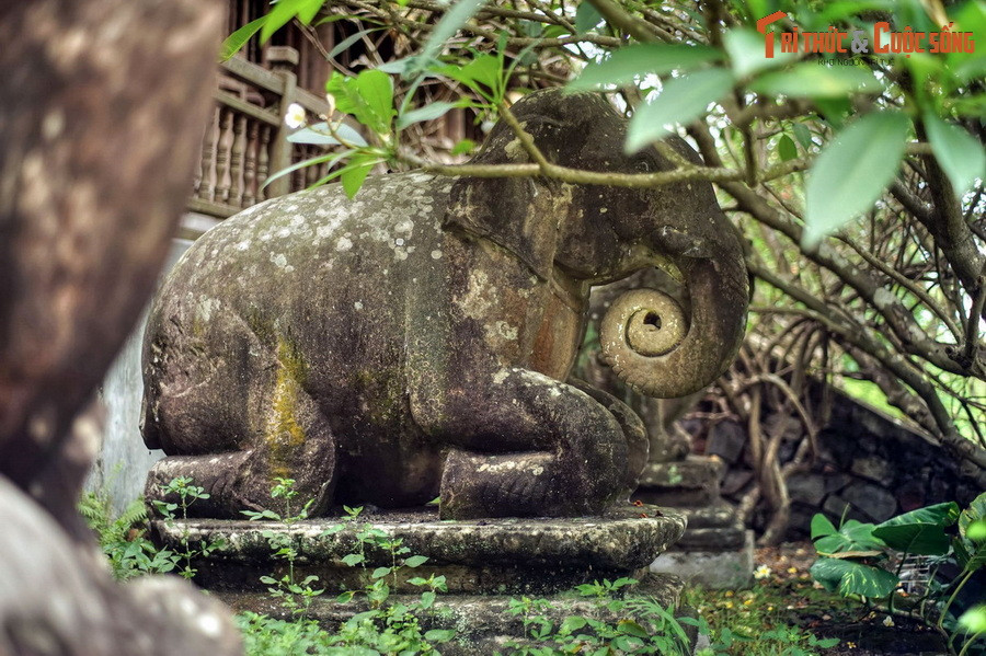 4. Bảo vật quốc gia Bộ tượng 10 linh thú Chùa Phật Tích (huyện Tiên Du, tỉnh Bắc Ninh) được tạo tác vào thời Lý, thế kỷ 11, là những tác phẩm điêu khắc có một không hai, thể hiện nét đặc trưng của tư tưởng triết học Phật giáo Việt Nam thời Lý là phổ độ chúng sinh, giác ngộ muôn loài.