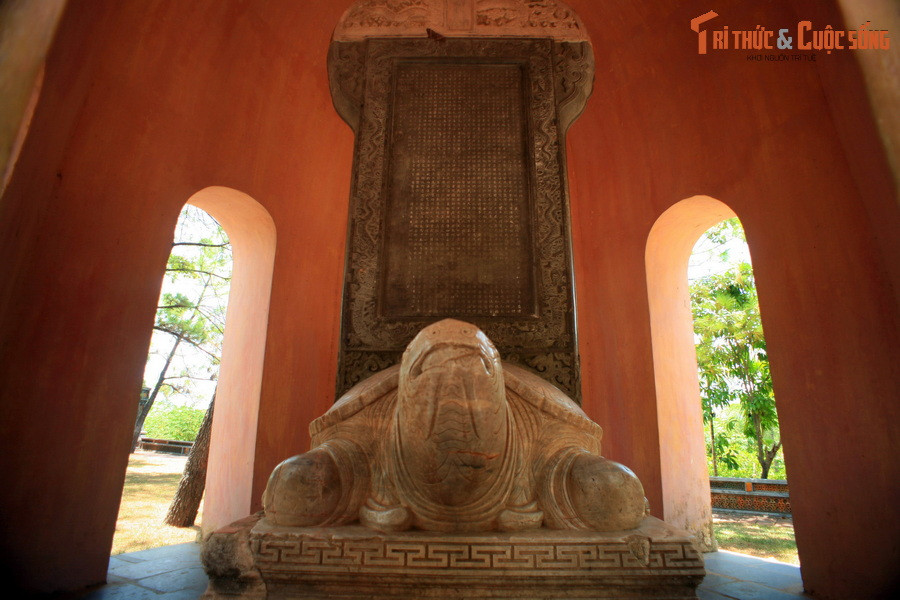 9. Bảo vật quốc gia Bia "Ngự kiến Thiên Mụ tự" được chúa Nguyễn Phúc Chu dựng năm 1715 trong dịp đại trùng kiến chùa Thiên Mụ (Cố đô Huế), là bia đá đồ sộ và đặc sắc nhất trong các bia đá thời chúa Nguyễn còn được lưu giữ.