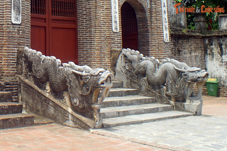 10. Bảo vật quốc gia Cặp rồng đá thành bậc đền Thượng - Cổ Loa (huyện Đông Anh, thành phố Hà Nội) có từ năm 1732, thời Lê Trung hưng, mang những nét tạo hình độc đáo, điển hình của nghệ thuật điêu khắc đầu thế kỷ 18.