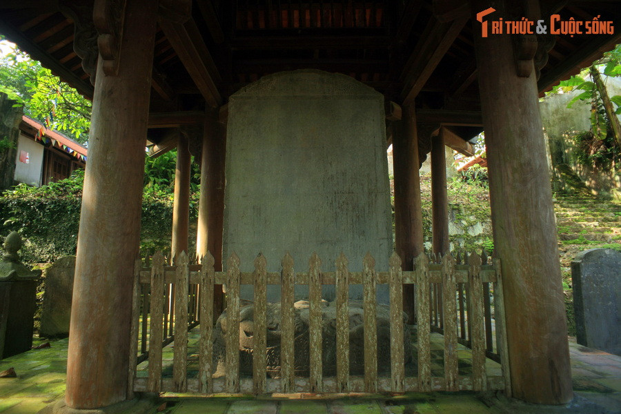 6. Bảo vật quốc gia Bia "Sùng Thiện Diên Linh" của chùa Long Đọi Sơn (huyện Duy Tiên, tỉnh Hà Nam) được dựng vào năm 1121, là một tác phẩm nghệ thuật điêu khắc hoàn hảo, phản ánh mỹ thuật và kỹ thuật chế tác đá thời Lý đã đạt đến đỉnh cao rực rỡ.