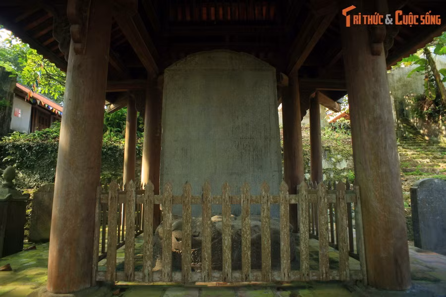 6. Bảo vật quốc gia Bia "Sùng Thiện Diên Linh" của chùa Long Đọi Sơn (huyện Duy Tiên, tỉnh Hà Nam) được dựng vào năm 1121, là một tác phẩm nghệ thuật điêu khắc hoàn hảo, phản ánh mỹ thuật và kỹ thuật chế tác đá thời Lý đã đạt đến đỉnh cao rực rỡ.