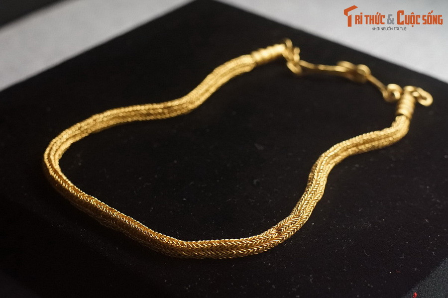 Vòng cổ làm bằng vàng ròng của văn hóa Óc Eo, có niên đại từ thế kỷ 3–7, hiện vật của Bảo tàng Lịch sử Quốc gia.