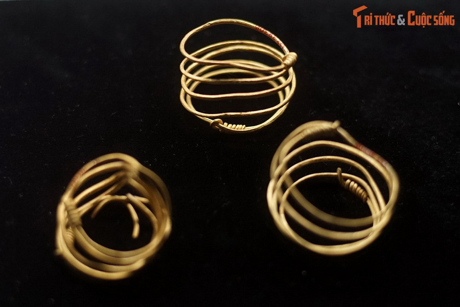 Vòng đeo tay chế tác bằng vàng của văn hóa Óc Eo, niên đại từ thế kỷ 5–7, hiện vật của Bảo tàng Lịch sử Quốc gia.