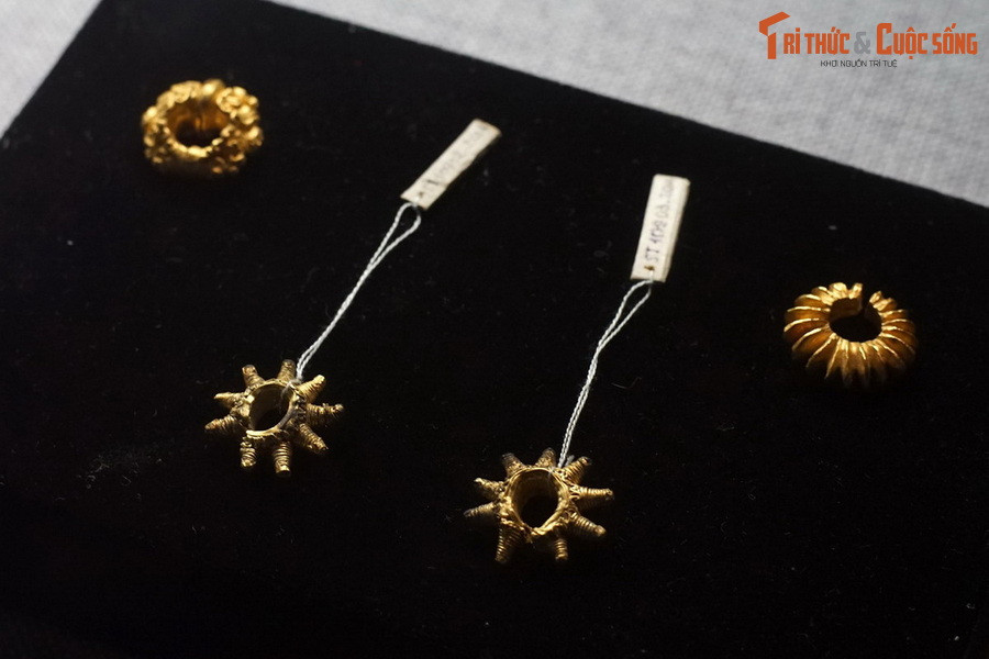 Khuyên tai vàng của văn hóa Óc Eo, niên đại từ thế kỷ 3-7, hiện vật của Bảo tàng Lịch sử Quốc gia.