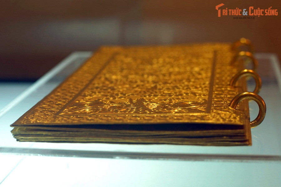 Kim sách (sách bằng vàng) niên hiệu Gia Long thứ 5 (1806), ghi lại việc lên ngôi của vua Gia Long, hiện vật của Bảo tàng lịch sử Quốc gia.