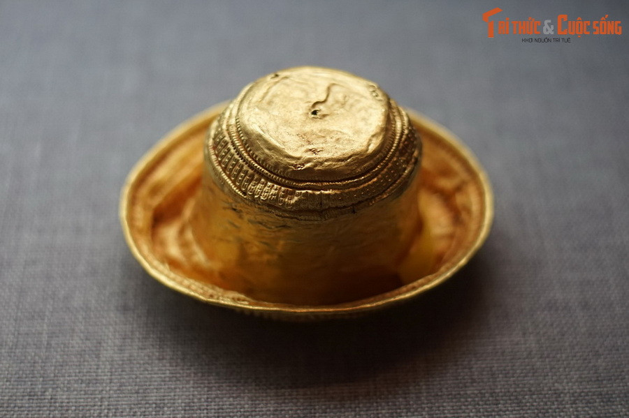 Kosa linga - vỏ kim loại dùng để bao bọc bên ngoài tượng linga bằng vàng, niên đại thế kỷ 12–13, phát hiện tại Quy Nhơn, Bình Định, hiện vật của Bảo tàng Lịch sử Quốc gia.