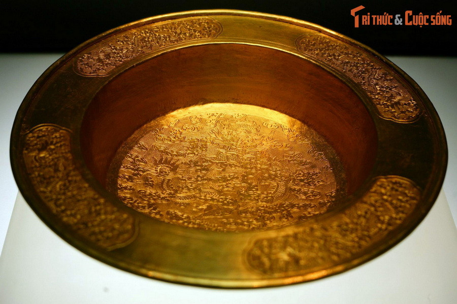 Chậu làm bằng vàng ròng trang trí hoa văn rồng thời Nguyễn, hiện vật của Bảo tàng lịch sử Quốc gia.