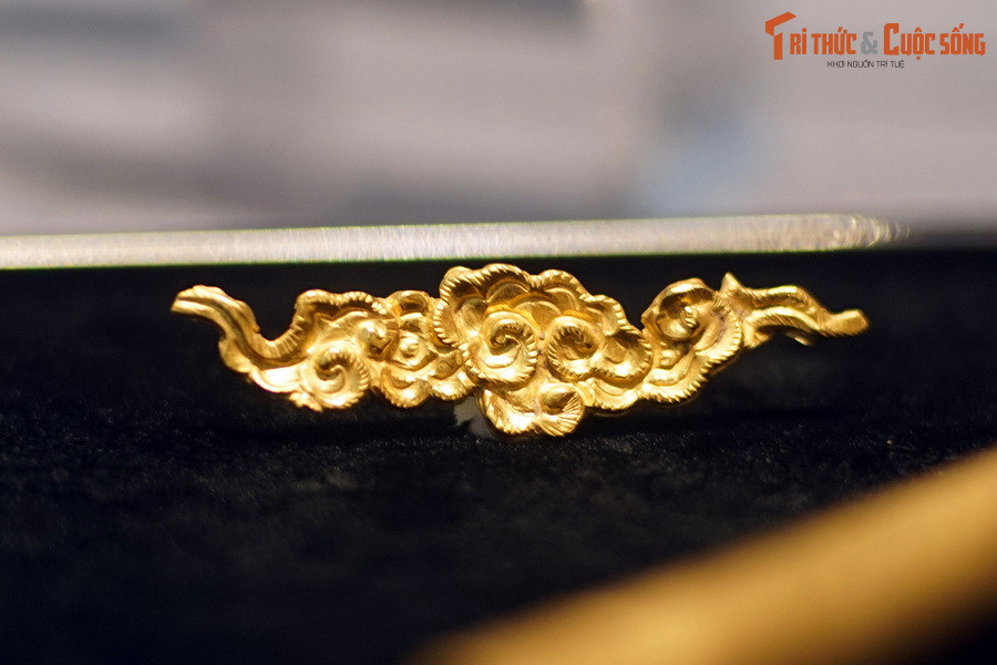 Mảnh trang trí hoa văn mây bằng vàng, thời Trần, thế kỷ 13-14, hiện vật của Hoàng thành Thăng Long.