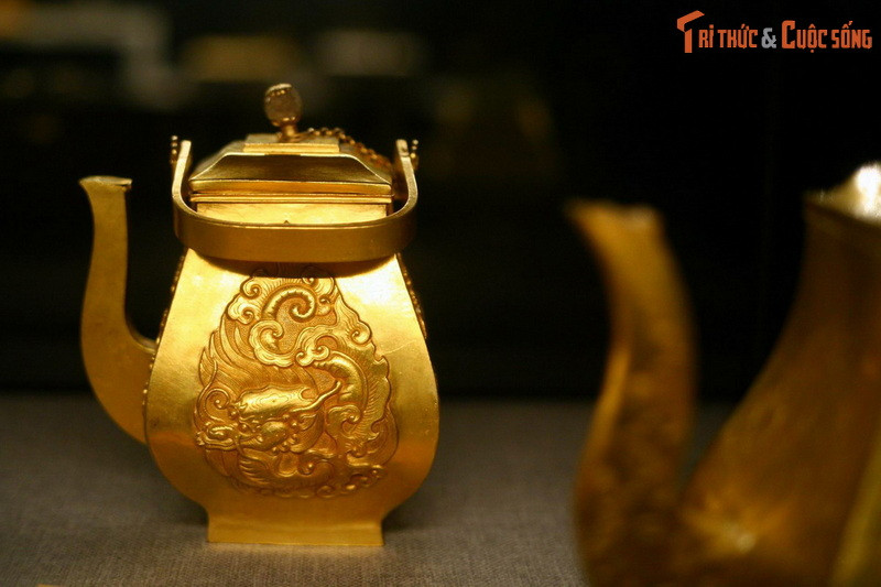 Ấm vàng trang trí hình tượng rồng thời Nguyễn, hiện vật của Bảo tàng lịch sử Quốc gia.