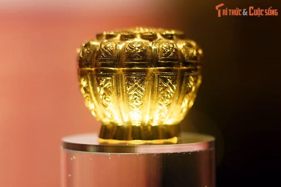 Hộp vàng Ngọa Vân - Yên Tử, niên đại thế kỷ 14, thời Trần, hiện vật (bản sao) được trưng bày tại Hoàng thành Thăng Long.