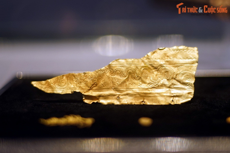 Mảnh lá vàng trang trí hình rồng và hoa văn mây thời Lý, thế kỷ 11-12, hiện vật của Hoàng hành Thăng Long.