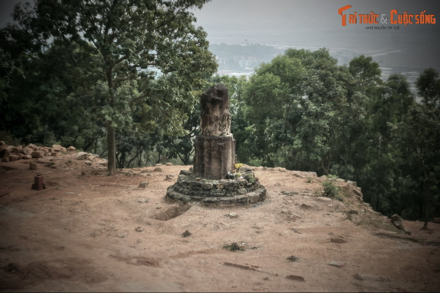 Nằm trên cấp nền thứ hai bên trái của chùa Dạm (xã Nam Sơn, thành phố Bắc Ninh, tỉnh Bắc Ninh), cột đá chùa Dạm được xây dựng vào thế kỉ thứ 11, có thể được coi là cổ vật chứa đựng nhiều bí ẩn lịch sử nhất Việt Nam.