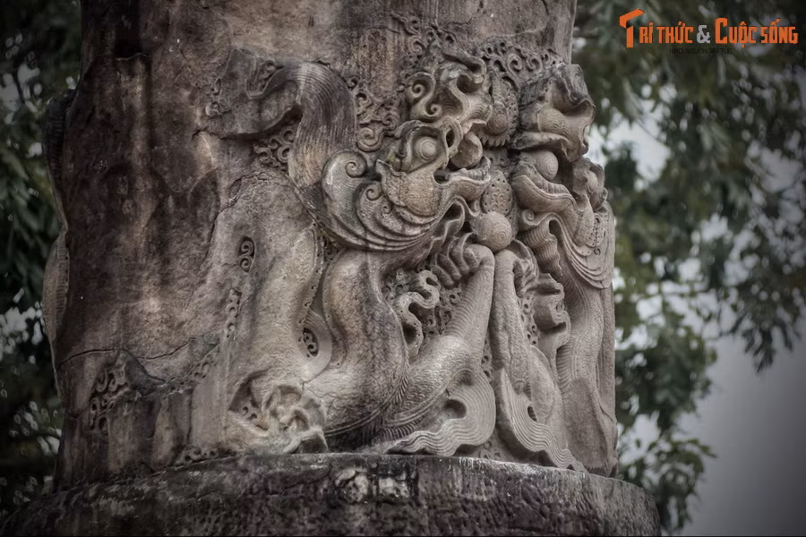 Ngoài các quan điểm trên, còn một giả thuyết khác cho rằng phần đỉnh cột đá có thể là tòa sen. Hình tượng rồng đội tòa sen là mô típ rất phổ biến ở trong các ngôi chùa Việt thời Lý...