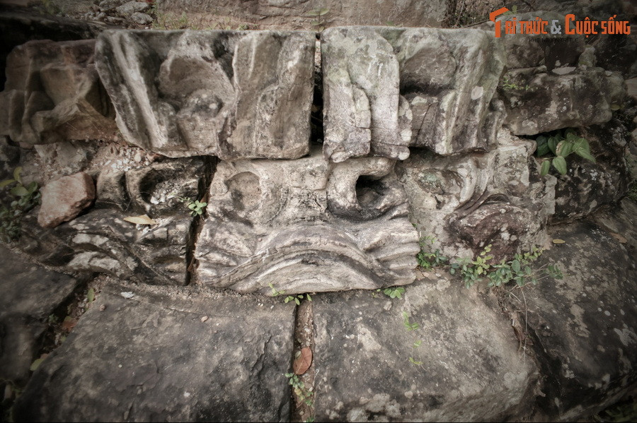 Có thể nói, mọi thứ sẽ không bị bao phủ bởi bức màn bí ẩn nếu cột đá còn nguyên vẹn. Nhưng theo truyền khẩu của người dân địa phương, cây cột đã bị sét đánh gãy vào khoảng thế kỷ 16.