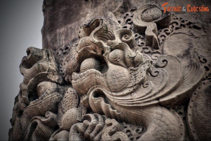 Năm 2012, nhà nghiên cứu Trần Thị Kim Anh có bài viết nghi ngờ thuyết “nhiên đăng” của nhà nghiên cứu Nguyễn Hùng Vỹ mà cho rằng cột đá chùa Dạm là một kinh tràng Phật giáo.