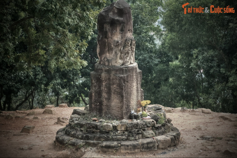 Suốt nhiều năm qua, vấn đề giải mã cột đá chùa Dạm đã diễn ra sôi nổi với sự tham gia của nhiều nhà nghiên cứu. Nhiều giả thuyết đã được đưa ra để lý giải công năng và ý nghĩa biểu tượng của hiện vật này.