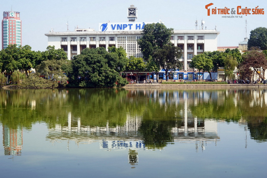 Vua cho rằng đó là thần đã cho kiếm để giết giặc, nay giặc yên rồi thần lại lấy kiếm đi, bèn đổi tên hồ là Hoàn Kiếm, nghĩa là trả lại kiếm thần.