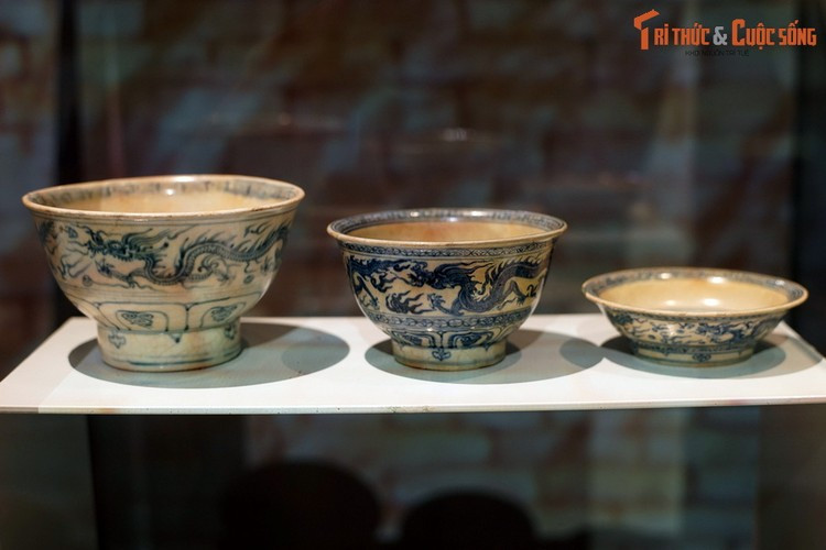 Mặc dù có chút khác nhau về kích thước, bố cục hoa văn nhưng đề tài và kỹ thuật trang trí hoa văn trên các di vật trong bộ sưu tập là giống nhau, với trung tâm là hình tượng rồng được thể hiện sống động, hình khối uyển chuyển, tư thế mạnh mẽ.