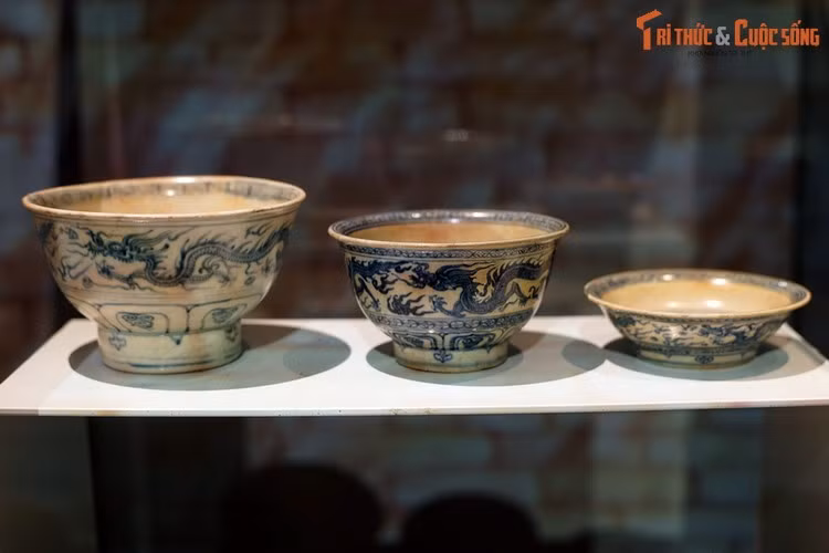 Mặc dù có chút khác nhau về kích thước, bố cục hoa văn nhưng đề tài và kỹ thuật trang trí hoa văn trên các di vật trong bộ sưu tập là giống nhau, với trung tâm là hình tượng rồng được thể hiện sống động, hình khối uyển chuyển, tư thế mạnh mẽ.