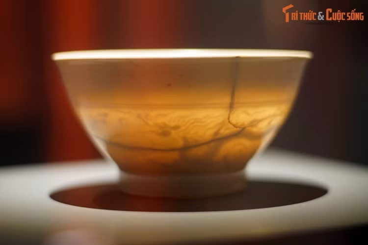 Hai chiếc bát sứ này là minh chứng cho trình độ phát triển cao của kỹ nghệ sản xuất gốm sứ Đại Việt thời Lê sơ. Nguyên liệu của bát là cao lanh có độ tinh khiết cao, được nung nhiệt độ cao giúp cho sản phẩm có xương rất mỏng mà vẫn đảm bảo độ bền và thấu quang.