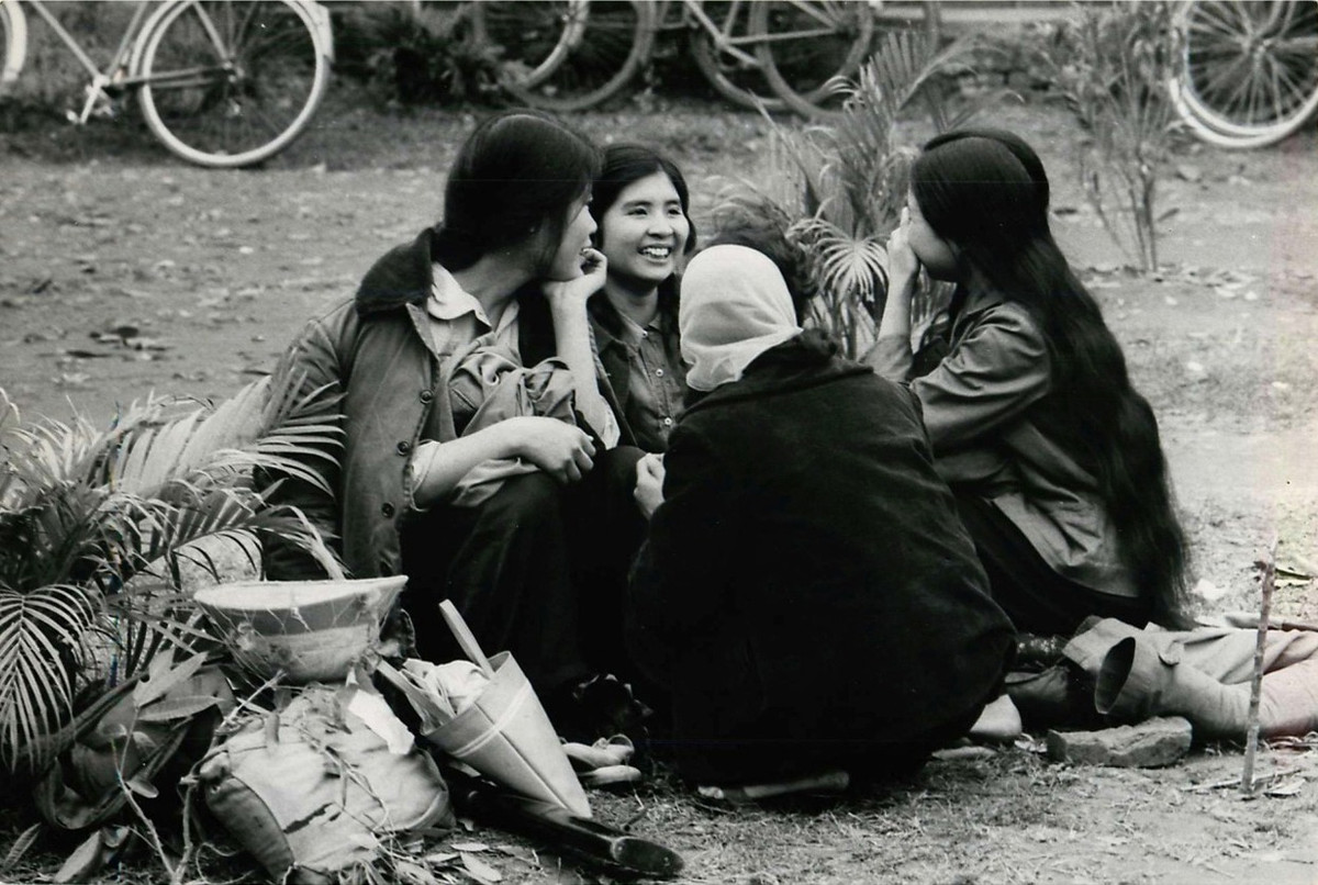 Các nữ dân quân Hà Nội nghỉ giữa giờ trong một buổi luyện tập. Ảnh: Lee Lockwood.