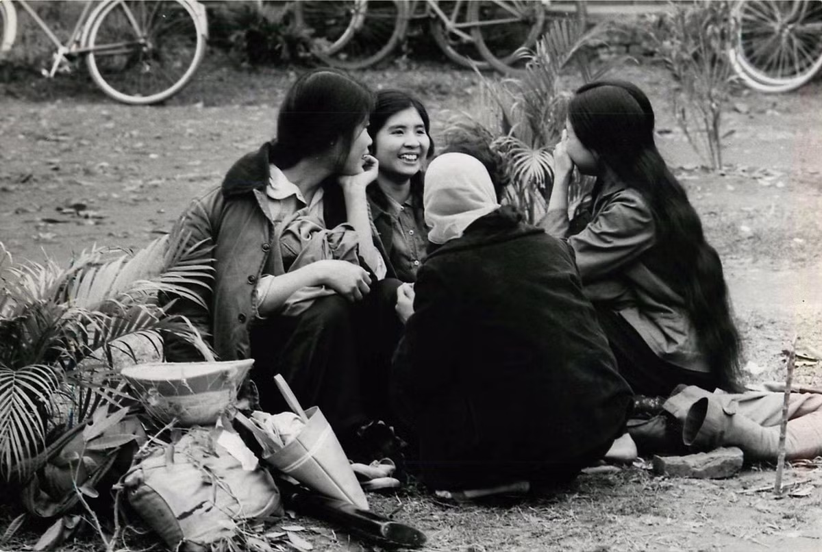 Các nữ dân quân Hà Nội nghỉ giữa giờ trong một buổi luyện tập. Ảnh: Lee Lockwood.