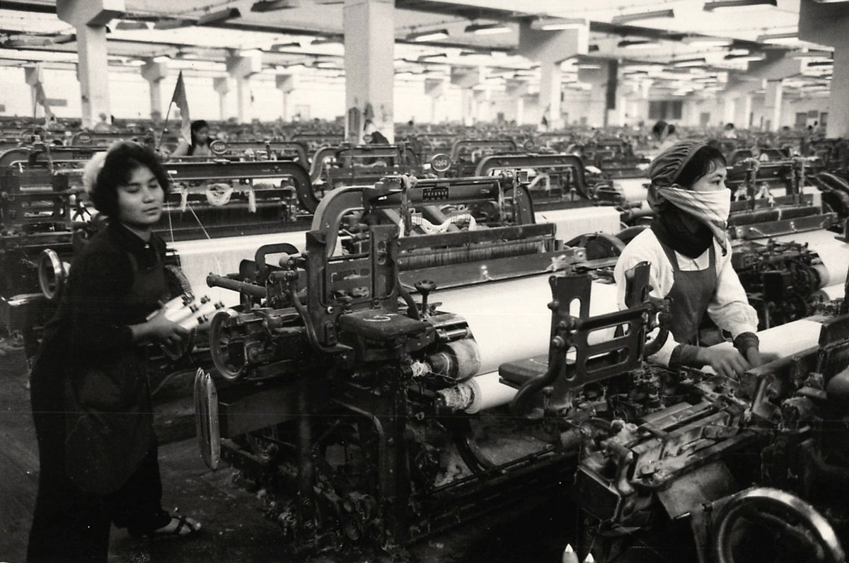 Công nhân trong Nhà máy Dệt 8 Tháng 3, nay là Công ty Dệt 8 Tháng 3, địa chỉ ở số 460 đường Minh Khai, phường Vĩnh Tuy, quận Hai Bà Trưng, TP Hà Nội. Ảnh: Lee Lockwood.