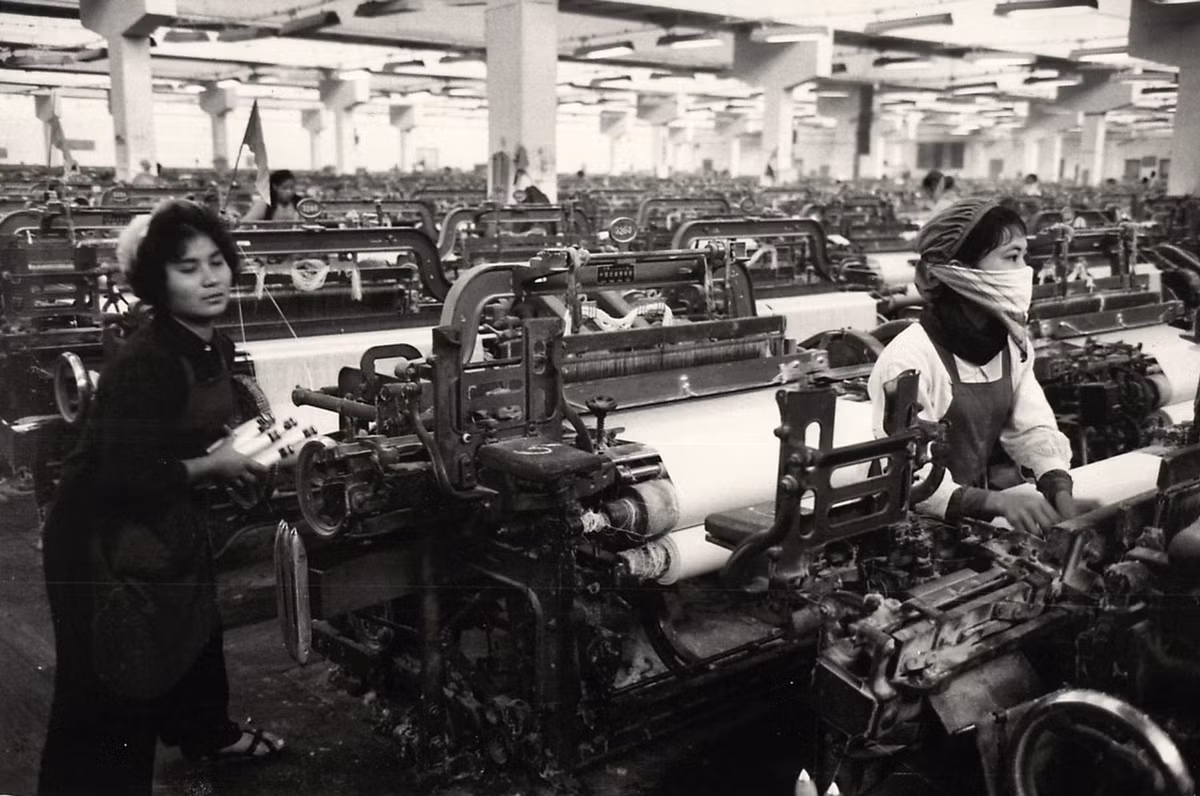 Công nhân trong Nhà máy Dệt 8 Tháng 3, nay là Công ty Dệt 8 Tháng 3, địa chỉ ở số 460 đường Minh Khai, phường Vĩnh Tuy, quận Hai Bà Trưng, TP Hà Nội. Ảnh: Lee Lockwood.