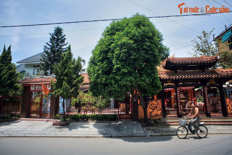 Ngoài các công trình thờ tự của người Hoa, đường Chi Lăng còn tập trung nhiều khu nhà từ đường được xây theo kiến trúc truyền thống của người Việt ở Cố đô Huế.