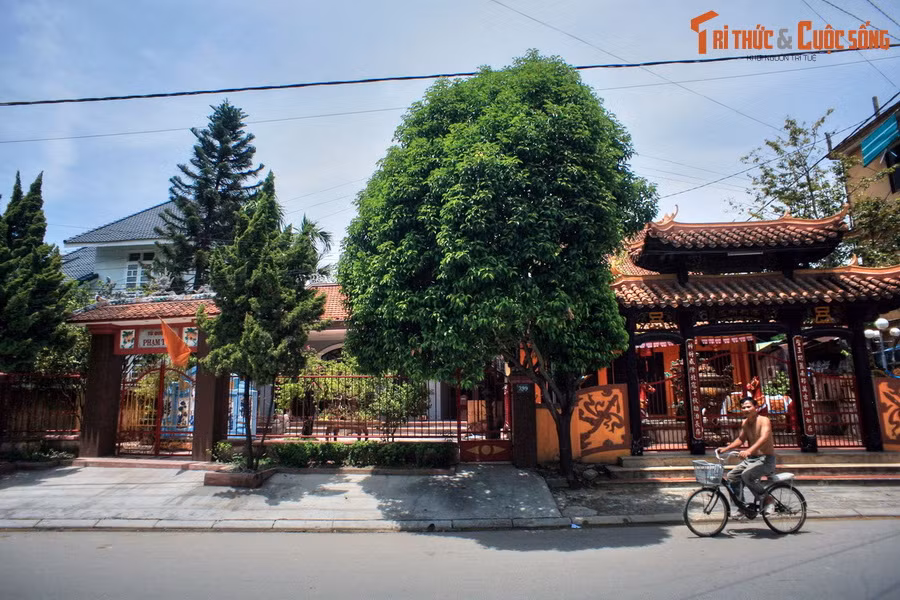 Ngoài các công trình thờ tự của người Hoa, đường Chi Lăng còn tập trung nhiều khu nhà từ đường được xây theo kiến trúc truyền thống của người Việt ở Cố đô Huế.