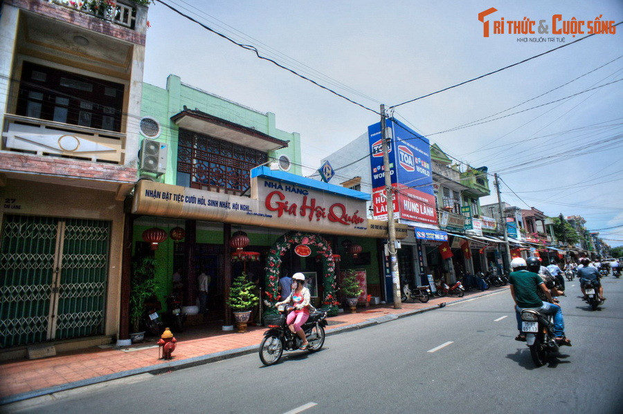 2. Nằm trên địa bàn của ba phường Phú Cát, Phú Hiệp, Phú Hậu, về phía Đông Kinh thành Huế, đường Chi Lăng còn được gọi là đường Gia Hội hay khu Phố Tàu là một con đường có lịch sử đặc biệt ở Cố đô Huế.