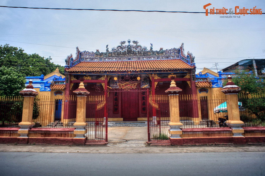 Di tích nổi tiếng nhất ở đường Chi Lăng là đền Chiêu Ứng. Ngôi đền được dựng vào năm 1887, thờ 108 người Hải Nam sang định cư làm ăn ở Thuận Hóa bị thiệt mạng trong đại án hải tặc thời vua Tự Đức.